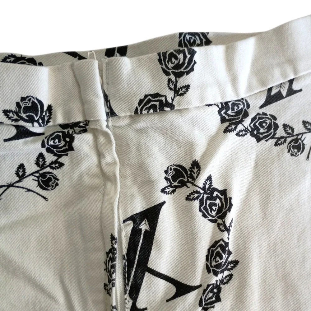 H&M Divided White Black‎ Rose Wreath Letter X Graphic Mini Skirt Womens Size 10